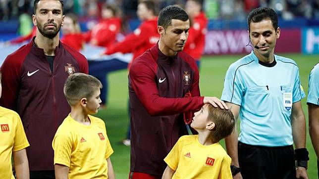 Maskot Ini Punya Pemikiran Cerdas untuk Bisa Dapat Tanda Tangan Ronaldo