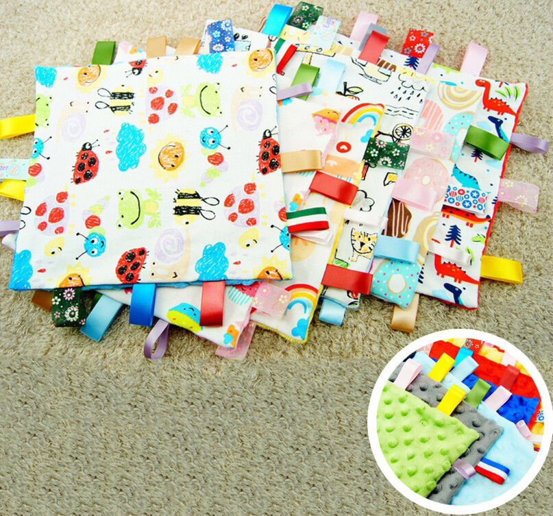 ✿尺寸：25*25cm(不含標籤) ✿材質：棉質布+珊瑚絨 (標籤為隨機款縫製，所以標籤的圖案不固定) ✿用途 是給缺乏安全感的寶寶們用來捏啊，揉啊，搓啊，拉啊，扯啊，咬啊…… 它是可以個滿足寶寶心理