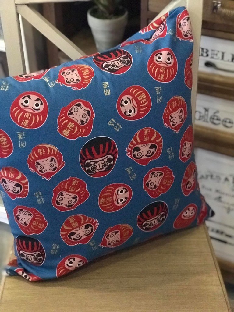 歐蕾塔獨家商品, 手作來自生活,生活樂趣來自手做 讓充滿童趣風的不倒翁圖騰抱枕套 給居家空間增添一些可愛開心元素