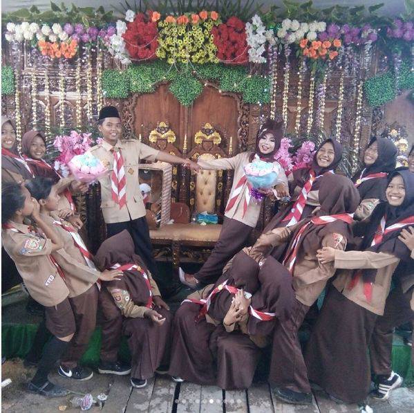 10 Potret Pasangan Menikah dengan Seragam Pramuka, Unik Abis