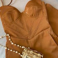 買賣任何物品，衣服鞋子包包飾品，沒有設限。