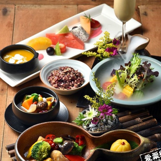 餐點內容:寬心園精選套餐(以下19擇1)《寬心套餐：陶鍋料理8款》+ 原盅精緻燉湯 + 養生四寶飯 + 精力蔬果汁 + 和風蔬菜沙拉 + 季節水果 + 養顏甜品(價值$580+10%)《如意套餐：米食