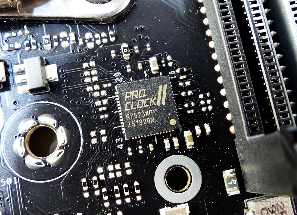 處理器 BCLK 另外透過 1 顆標示為 PRO CLOCK II 的時脈產生晶片負責，提供更為細緻的時脈調整間隔。