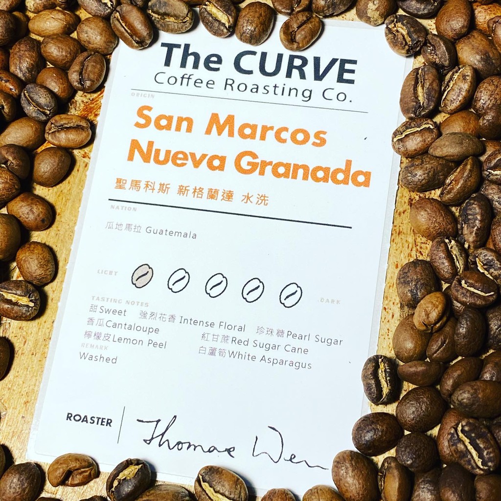 喜糖咖啡尋豆師與莊主熟織多年,也因此在日本以外獨家取得此如此優雅的原生尖身波旁除了外形獨特外，尖身波旁的身上還有一些獨一無二的特性，使她成為一個獨特的品種。她是天然的半低因咖啡，一般來說阿拉比卡約有1