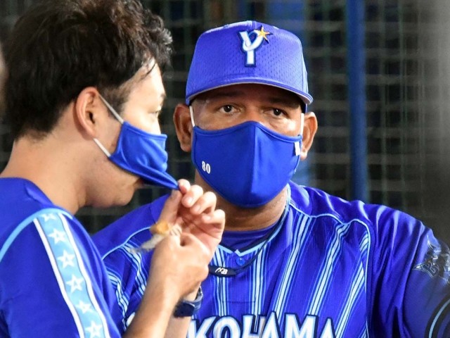 横浜DeNAベイスターズ ラミちゃんにハグしてもらったベイスターズ 