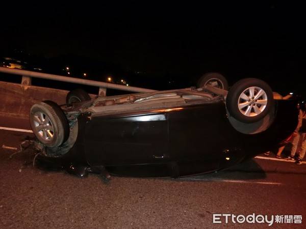 外切超車 方向盤轉不動 自撞翻覆駕駛 車輪還有卡茲卡茲的聲音 Ettoday新聞雲 Line Today