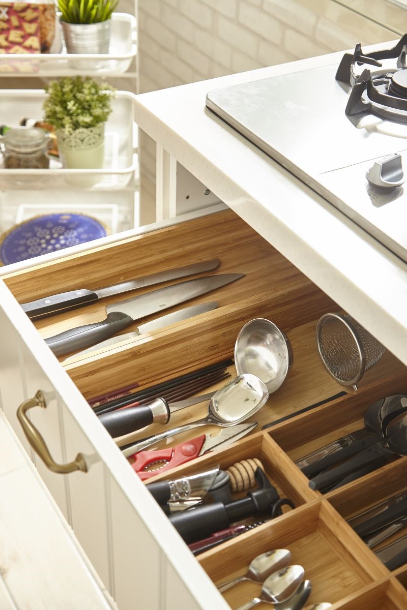 運用家具櫃體：IKEA VARIERA 刀叉收納盤 NT.$799元~NT.999元