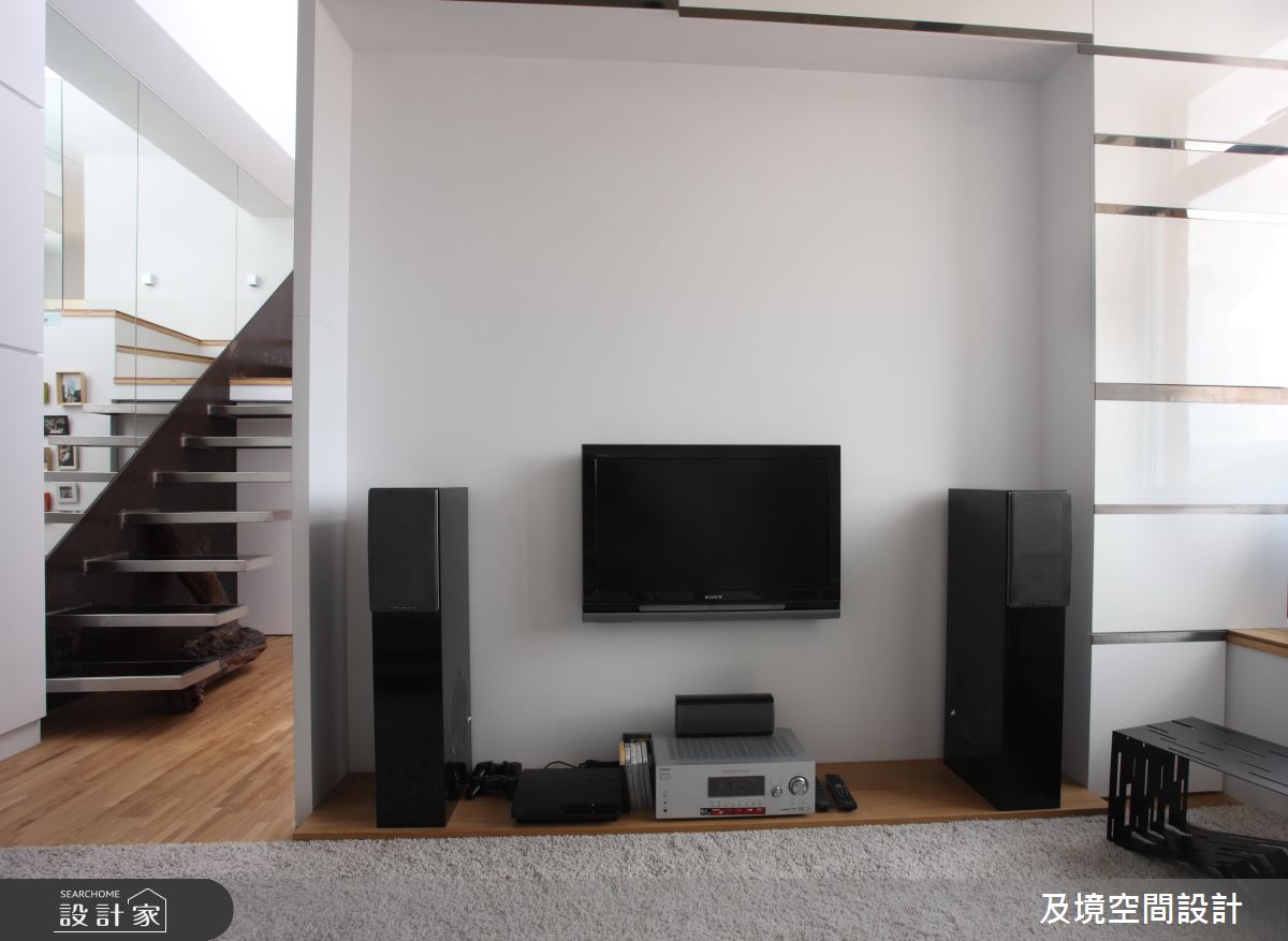 同樣是夾層案例，小坪數空間的樓梯，若無老人或小孩的使用考量，無扶手的設計會讓空間感更簡斂，使用鏡面作為牆面，空間的視覺感受會有加乘放大的效果。