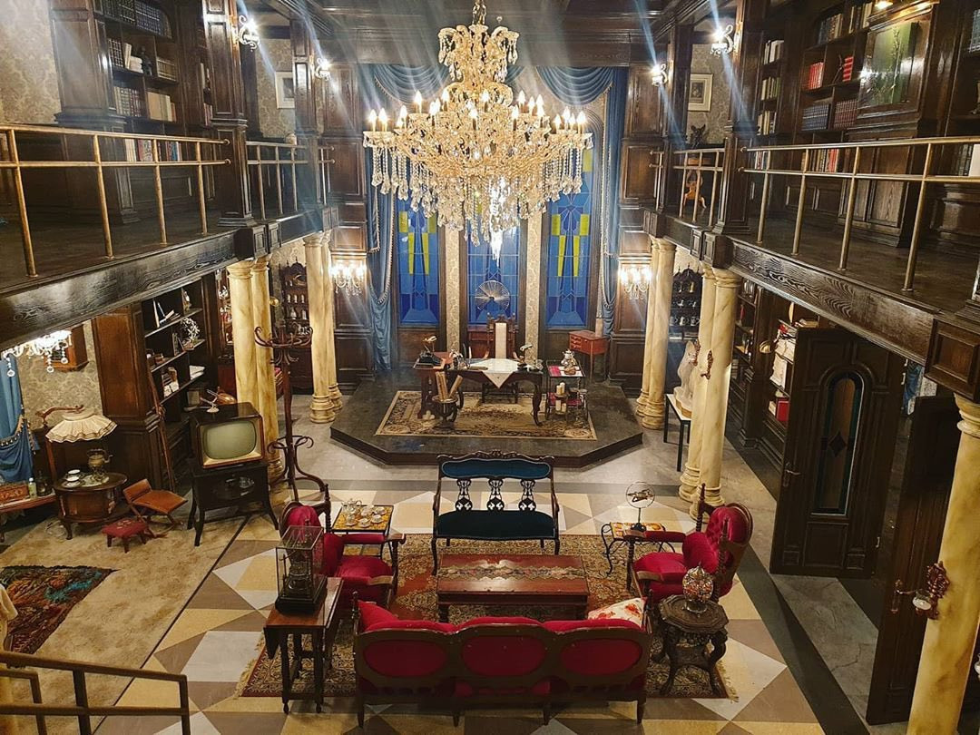 《雖然是精神病但沒關係》超狂佈景1：文英家內部是佈景，外部是特效合成