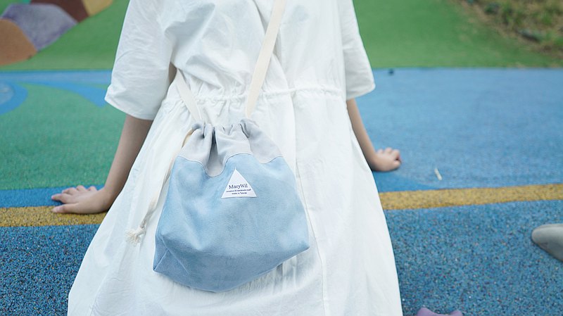 假日的小郊遊 小小的一個側背包就可以了 側背很方便 可以在公園爬上爬下 背帶收起來 提在手上 很適合去咖啡廳優雅放空一下 配色也歡迎跟我們討論 / 尺寸/攤開平量約26X27cm 底寬約9cm 背帶長