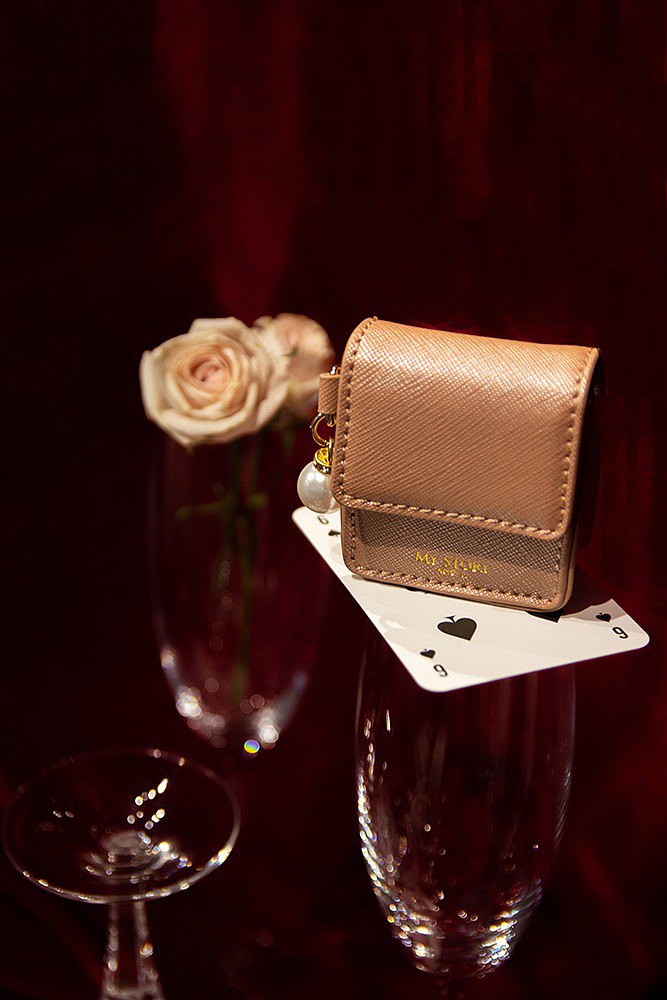 輕巧典雅Airpods耳機包鑰匙扣 （尺寸也可裝進一般耳機） 水鑽珍珠吊墜點綴一絲優雅 為您的耳機找到舒適的家 鑰匙扣設計隨心掛在包包增添搭配巧思 多種配色隨心挑選！