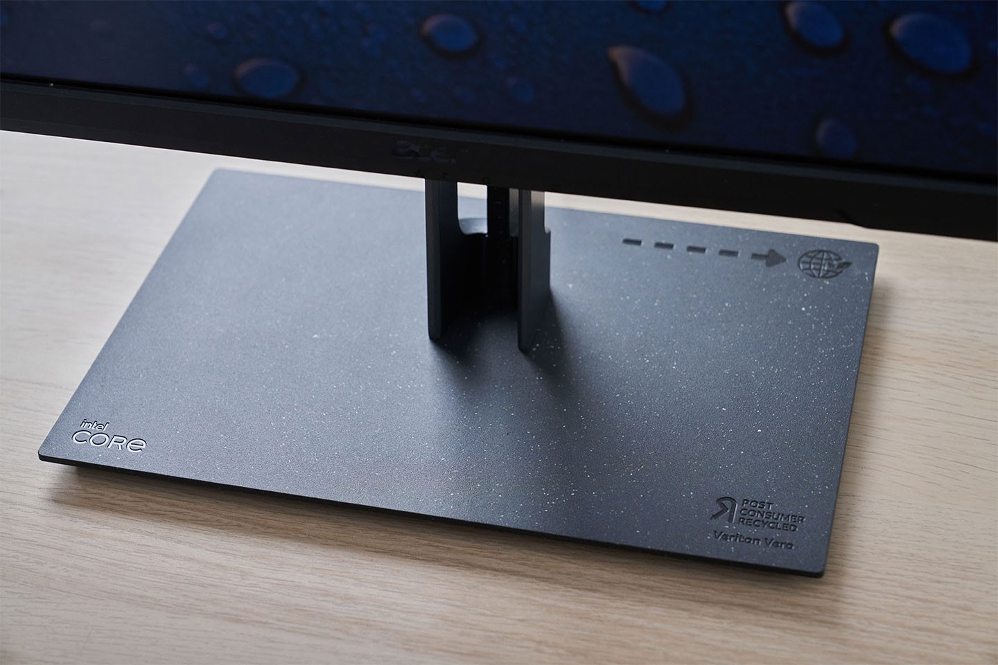 Veriton Vero AIO PC 的機身外殼與底座均使用大量 PCR 消費後回收素材，能看出回收後塑料顆粒的質感。