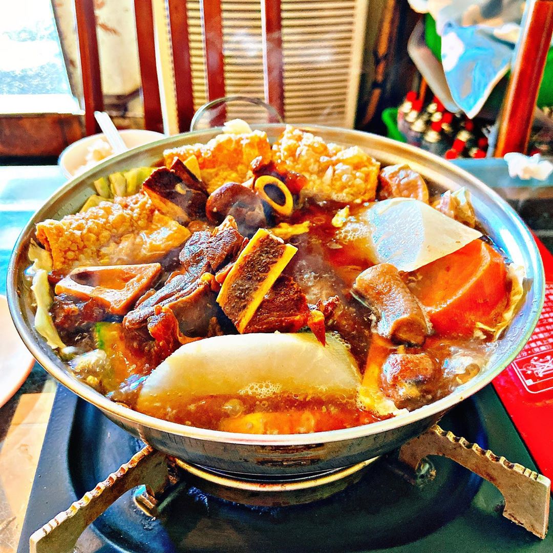 屏東四重溪溫泉季 | 附近美食推薦｜內行人都知道這間距離四重溪溫泉公園不遠處的大山羊肉爐，店家為當地開業超過50年的老店，尤其是店家的羊肉火鍋被遊客大推「又嫩又好吃」