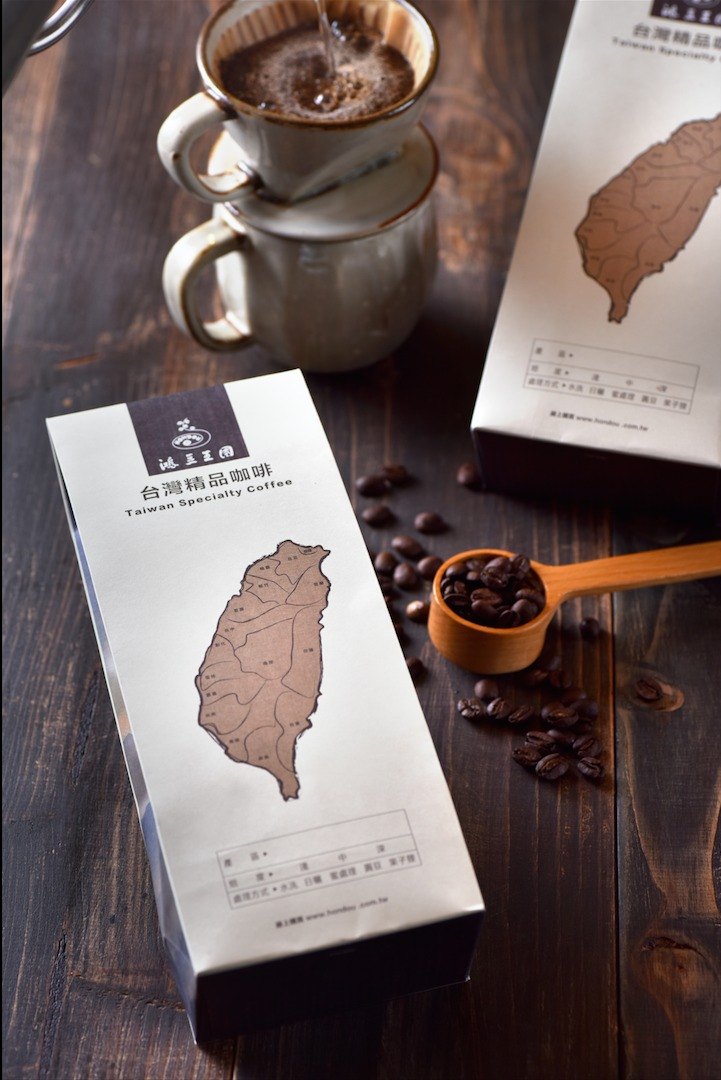 ▲產地嚴選 為了尋找那一份藏匿已久的寶島咖啡，我們翻山越嶺、跋山涉水，深入台灣各高山地區；並透過鴻豆王國細心嚴選每一粒豆子，配上精湛的烘培技術，將咖啡與寶島的自然結合呈現給您。