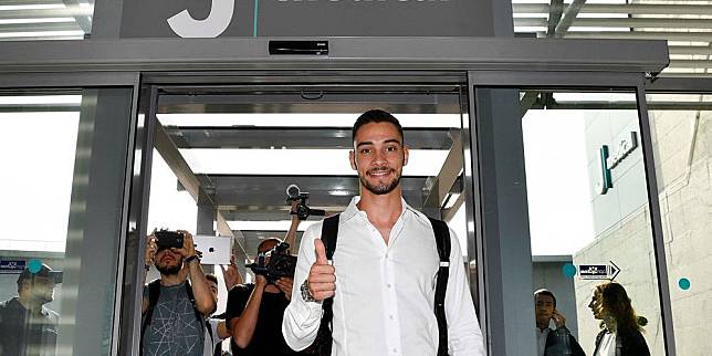 Mattia De Sciglio Jalani Tes Medis di J-Medical