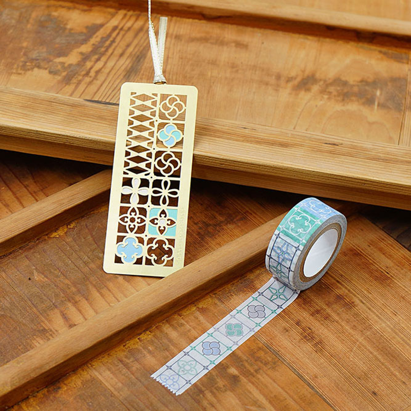 商品資料鐵窗花是台灣最具特色的建築表情，北、中、南各地的經典款式造型，至今仍盡責地守護著老屋與家人。書籤上刻畫的多款鐵窗花，都是提醒舊時記憶的符碼，繁複的線條裡蘊含著最純粹的感動，讓這份溫暖帶我們重溫