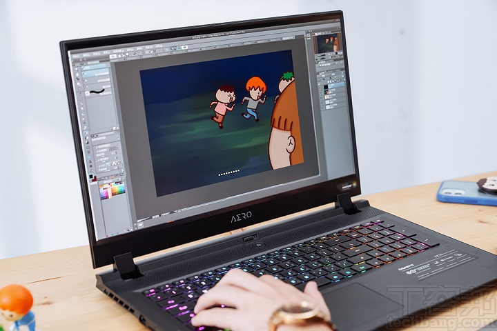 透過符合 VESA Display HDR 400 規範的面板，可以顯示更細膩的暗部層次，例如在畫晚上深夜背景時，並不是單一個顏色，其實是需要一點黑灰色層次。