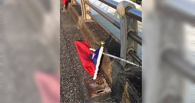 24面國旗遭折斷丟水溝　警調監視器追查