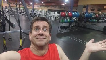 只有一人的健身房，原因是工作人員落跑把他反鎖在室內