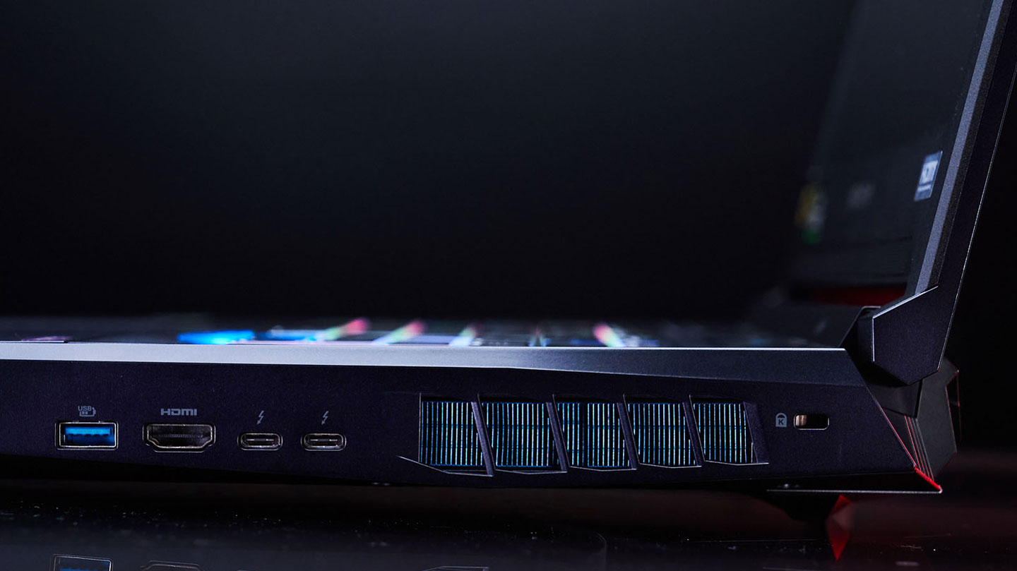 機身右側可看到兩組 Thunderbolt 3 埠、一組 HDMI 與一組 USB A 埠。