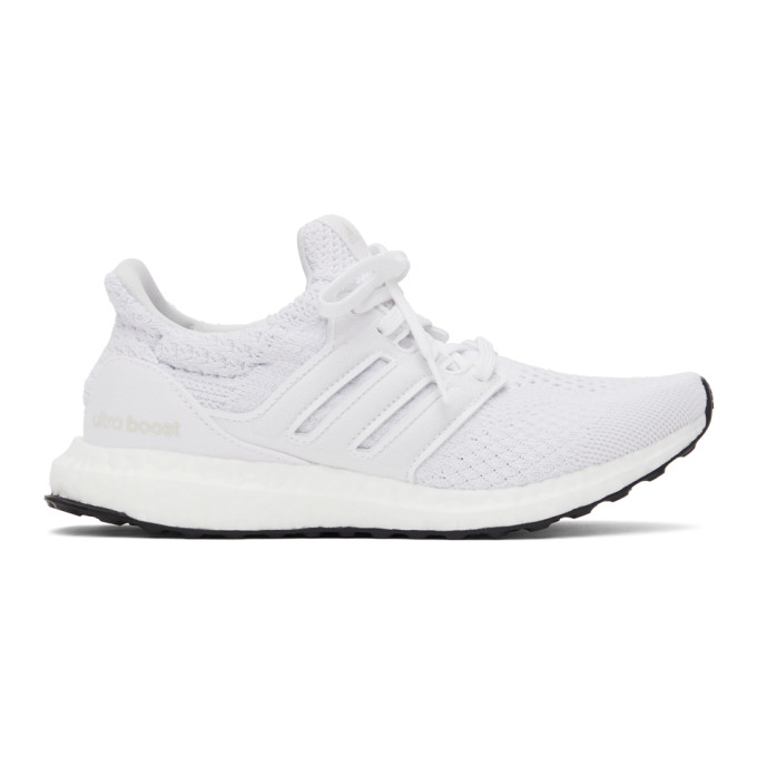 圆头低帮运动鞋，采用 Primeblue Primeknit 反光织物面料。· 同色系带，鞋舌同色徽标贴饰，软垫鞋领· 侧面同色帆布罩层，饰有标志性条纹· 后跟外侧同色徽标压花和同色帆布细节· 平纹针