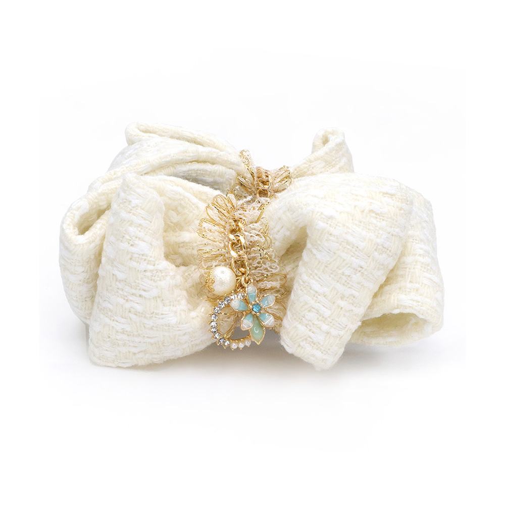 花田囍飾捨得用最好的原物料來提升香蕉夾的彈性，耐用、不易斷、不分髮量的獨特，彈性極佳，可以輕鬆綁包包頭、法式包頭、馬尾、公主頭，如果妳的髮量偏少也不必擔心太鬆的問題，夾起馬尾一整天也不易鬆落唷，輕鬆取