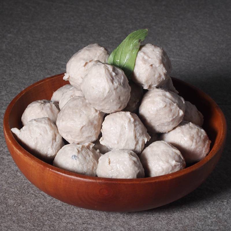 古早糧食缺乏，為節省食材，將虱目魚皮和碎肉絞碎處哩，製成虱目魚丸，嚴選台南新鮮虱目魚丸，不添加硼砂與防腐劑，用最要求的流程製作，把最鮮美的虱目魚風味藏在丸子裡。產品特色:1. 用最頂級的虱目魚肉製作而