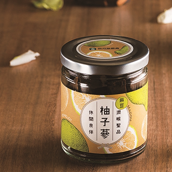 麻豆區農會 柚子蔘130g 麻豆柚子蔘原名為「白柚蔘」為古人為分辨源自大陸八仙果並為加入中藥潤喉成分，是麻豆農產文旦、紅文旦以外，另一項具有代表麻豆特色農特產品，民間口耳相傳，流傳本地以歷史久遠。 台