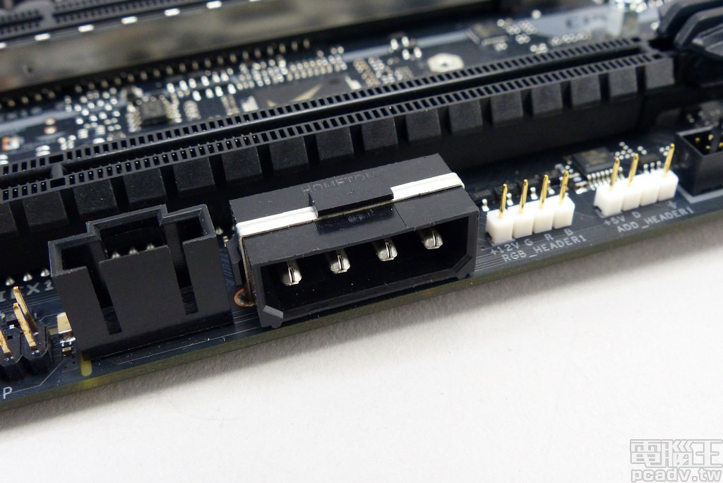 主機板下方板緣具備 1 個轉向 90 度 Molex 插座，加強 PCIe 插槽電源供應