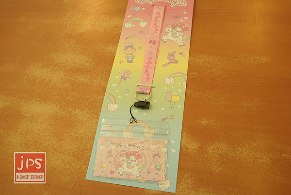 證件套大小約11cm×9.3cm；織帶長度約44cm。