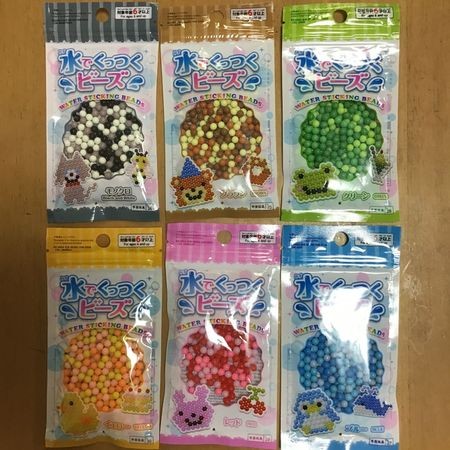 ダイソーの水でくっつくビーズが使えます