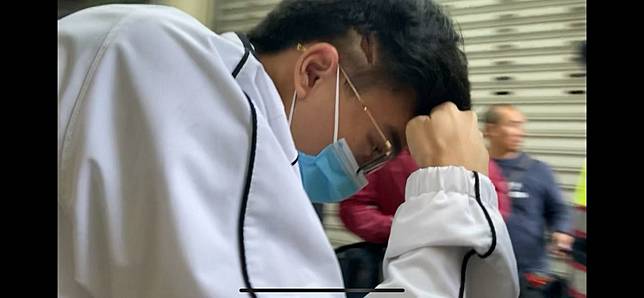 當時在車上的特斯拉營業員李男，面對記者發問都不發一語，快步離去。記者柯毓庭／攝影