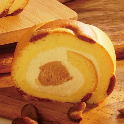 甜點大師指名使用法國安貝栗子泥 蘭姆酒香凸顯栗子濃郁的甘甜風味 融入清爽的北海道奶霜與卡士達 捲蛋糕的優雅質感 充滿法式甜點的細膩層次