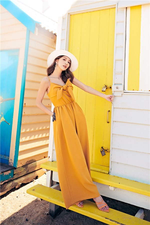 前交叉綁帶（可調節）; 肩帶可調節；背後隱形拉鏈；腰間抽褶設計。 *商品顏色因電腦螢幕設定差異會略有不同，請以實際商品為準