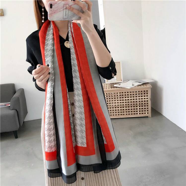 超模最愛經典格紋絲巾(時尚灰色格紋) 絲質緞面愛上自己