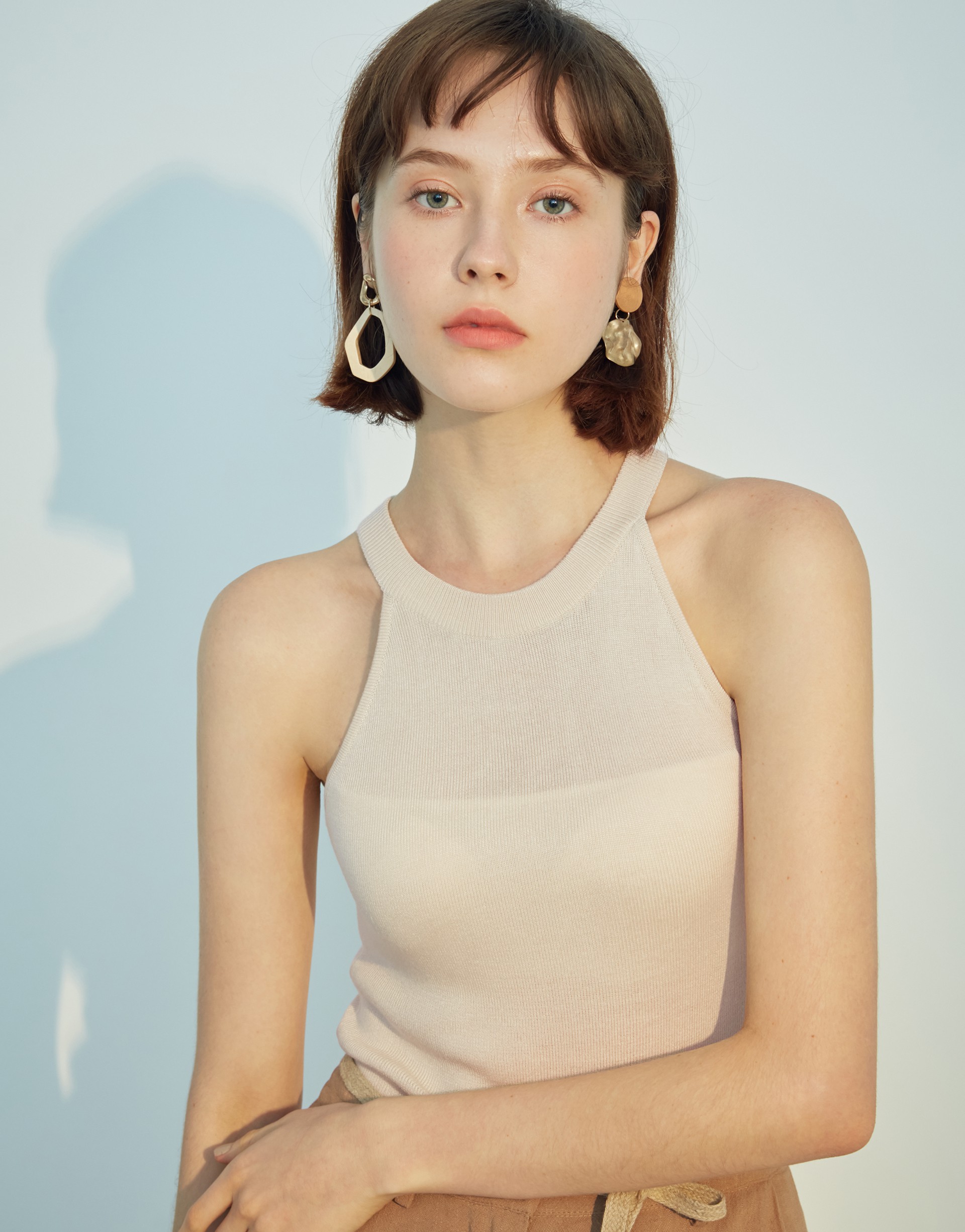 削肩顯瘦設計/舒適針織材質/彈性修身剪裁