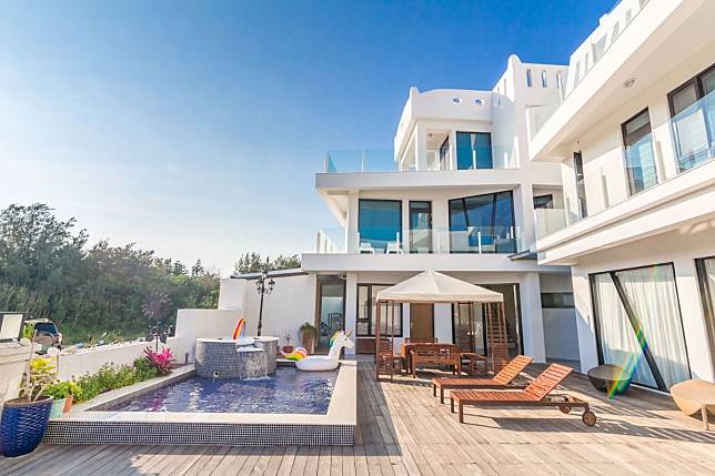 ▲陽光、藍天、游泳池，就是構成度假的絕佳體驗。（圖/ 陽光棕櫚渡假民宿）