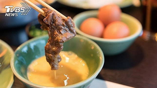 肉沾「沙茶+生蛋黃」被嫌噁。(示意圖／TVBS)