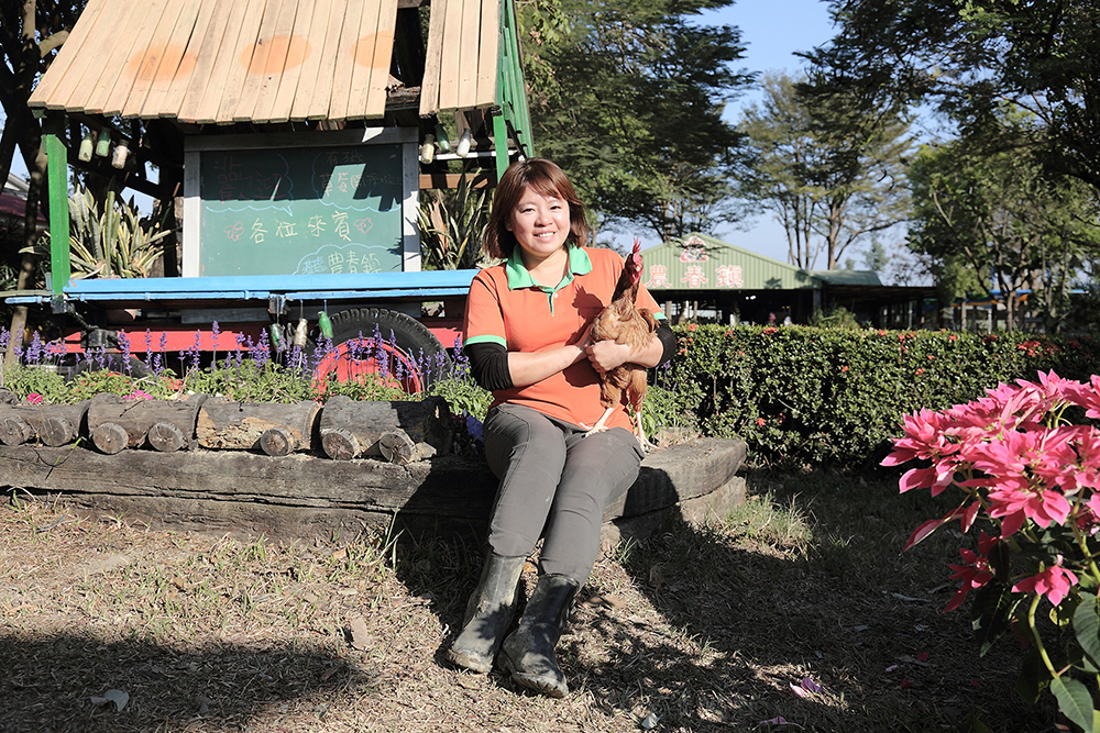 身為農二代的黃資雯是農場最專業的食農教育導覽解說。(攝影/Carter)