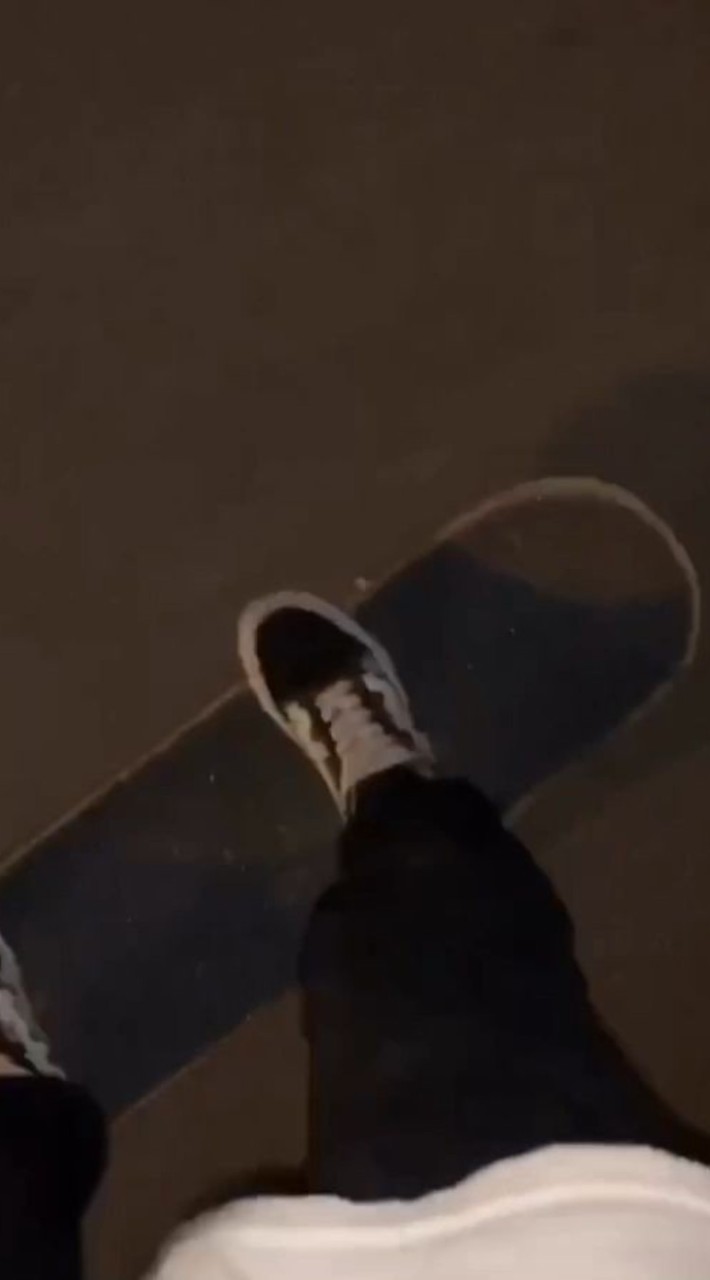 Teach how to play skateboard