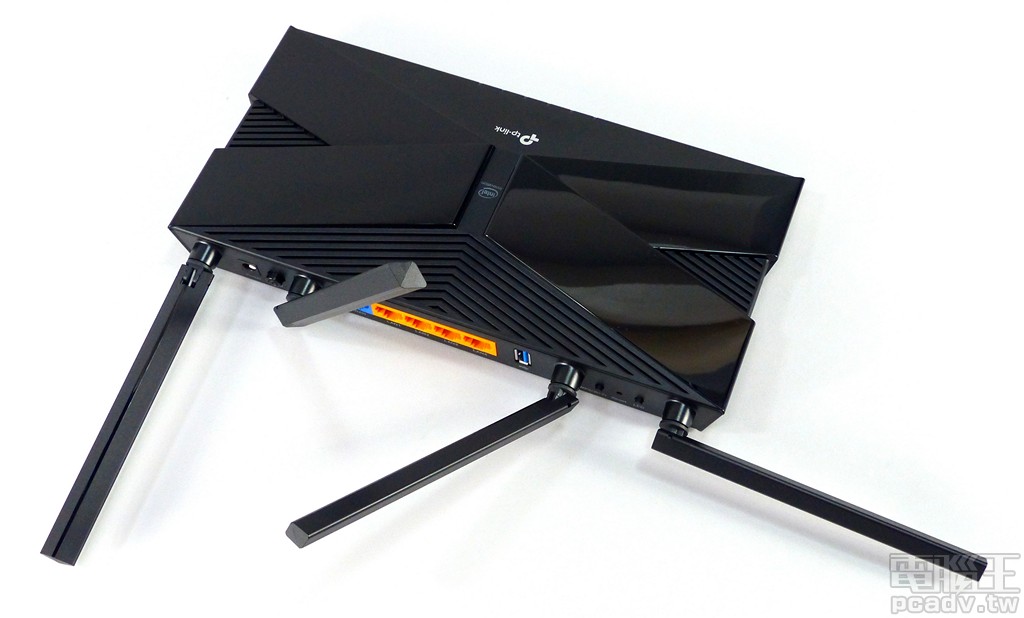 ▲ 最外側 2 支天線負責 2.4GHz，其餘負責 5GHz，因應日趨嚴格的法規改為固定式不可替換，但仍舊設計成可自由旋轉的形式。