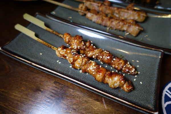 板橋深夜美食-老味噌居酒屋，江子翠捷運美食，板橋江子翠好吃串燒，能開心吃燒烤喝酒的板橋人氣宵夜推薦 