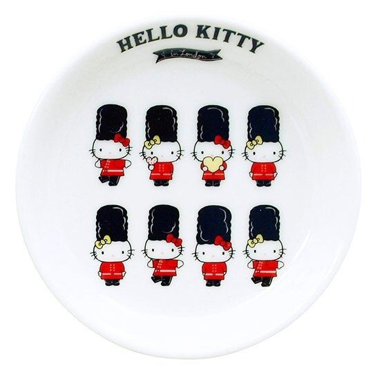 〔小禮堂〕Hello Kitty 日製迷你陶瓷圓盤《倫敦.衛兵排站》醬料碟.小菜碟.金正陶器 4964412-30816