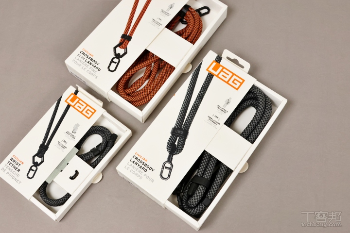 掛繩採用抽屜式設計，拉開來就會看到掛繩以及墊片。