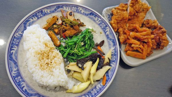 台北老字號排骨飯美食 華王排骨