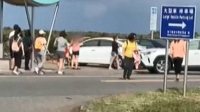 不滿人肉佔車位被糾正　女子比中指挑釁