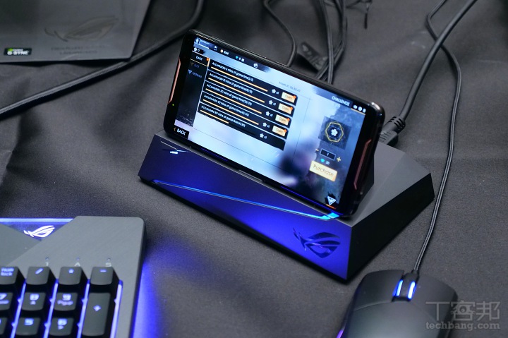 手機/掌機/桌機自在變換，ASUS 電競手機 ROG Phone 同場4大配件讓你玩更狂
