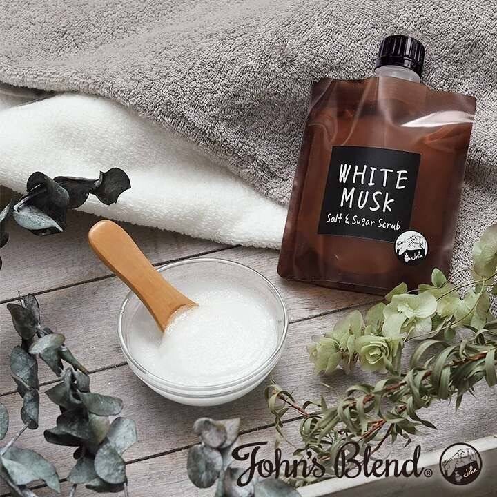 日本製 John's Blend 身體香氛磨砂膏 茉莉麝香/白麝香 135g 讓您在家也能享受到頂級SPA的香氛感受 John's Blend身體磨砂膏添加了細小顆粒，塗抹在皮膚上，利用按摩增加與肌膚