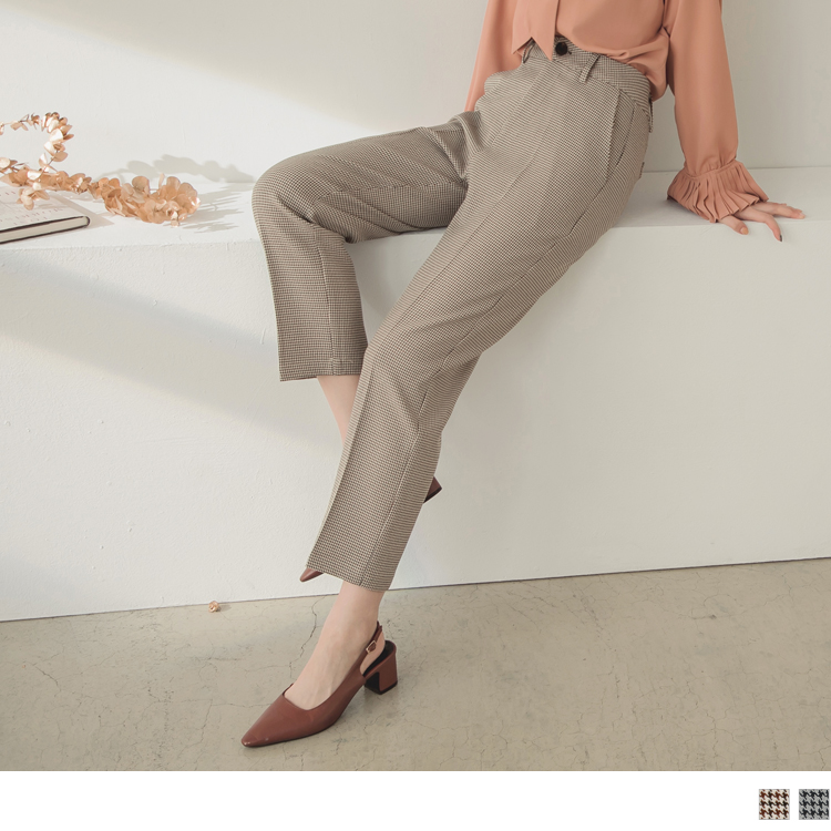 不退流行實搭的千鳥格紋元素樣式， 毛呢面料搭配直筒褲剪裁增添俐落感且打造舒適手感， 免熨燙材質讓知性輕熟女即使上班穿搭也輕鬆不尷尬， 搭配簡約上衣就時尚好看， 此款2色修身直筒長褲不論是輕優雅主管、小