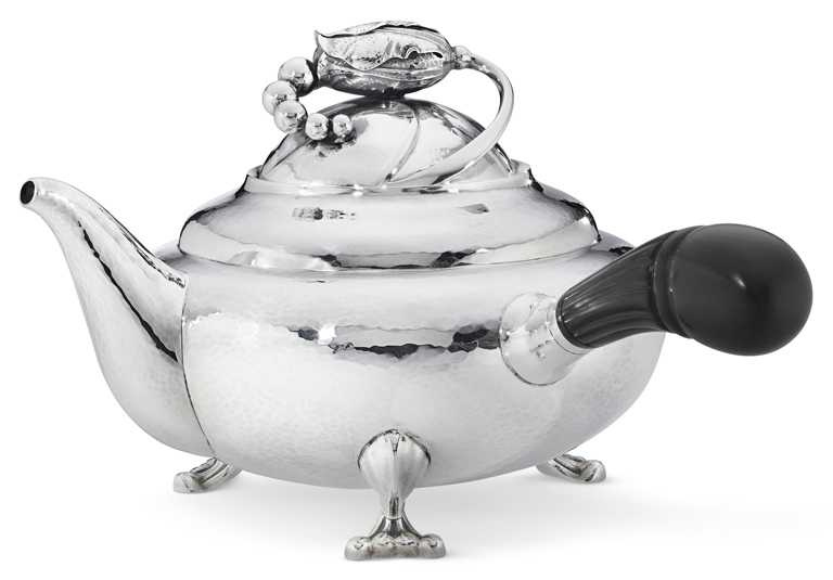 GEORG JENSEN「BLOSSOM銀雕茶壺2D」╱520,000元。（圖╱GEORG JENSEN提供）